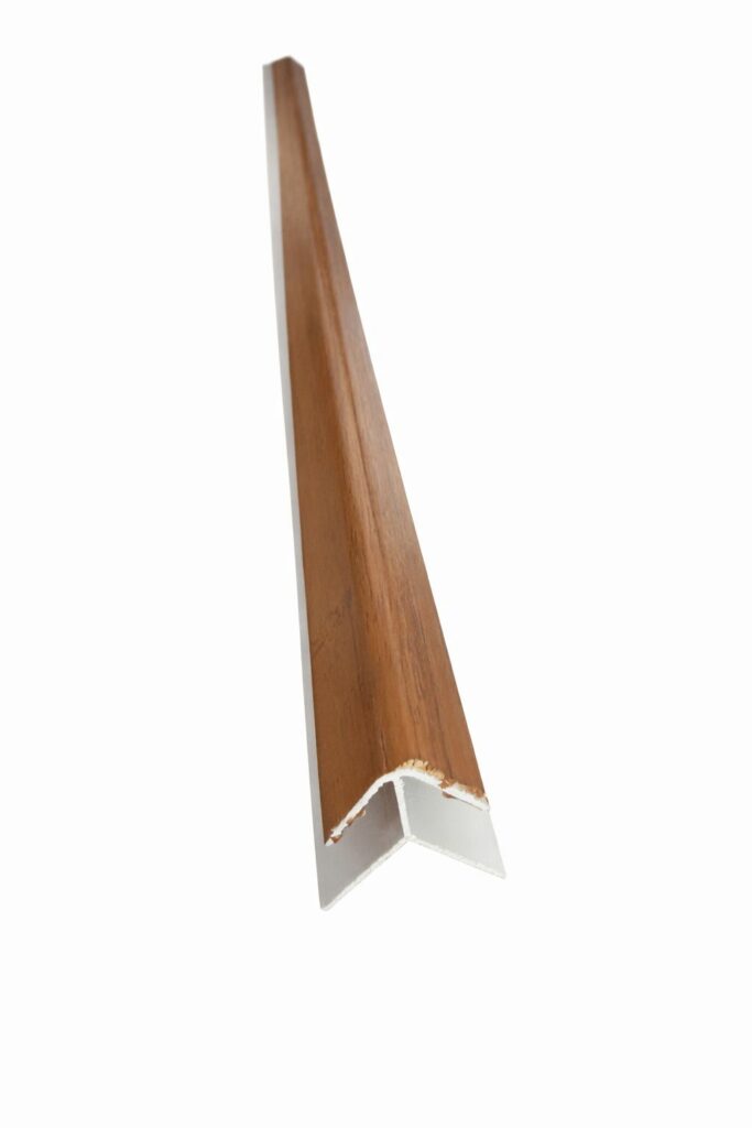 Angular Externo Pvc 5.95 m Ambar y Caobilla